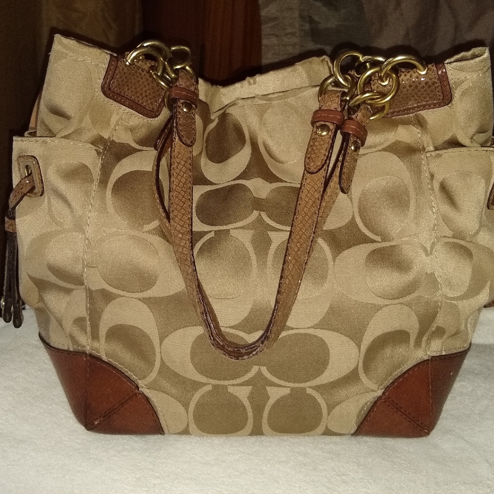 Coach Peyton signature tote bag.14505
